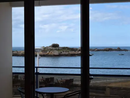 Appartement vue mer face plage Coz-Pors, Trégastel : photo 8