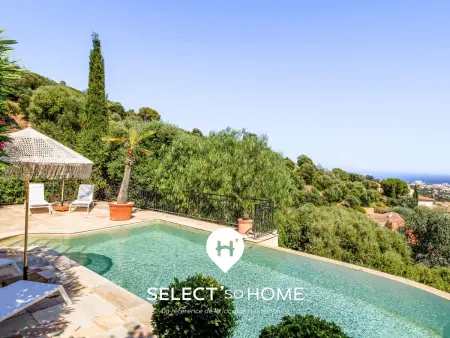 Location maison à Bormes les Mimosas, Villa bohème avec vue mer et piscine pour 9 personnes