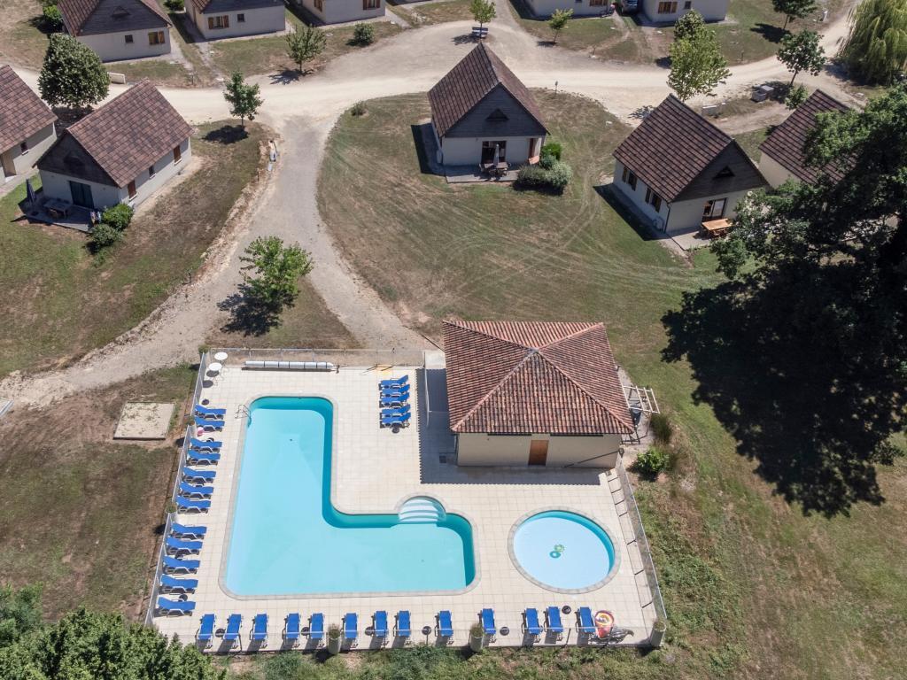 Maison Lac Bleu 11 à Lacapelle-Marival, piscine chauffée et terrasse - Photo 1