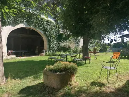 Location maison à Nages et Solorgues, Maison spacieuse avec jardin à Nages-et-Solorgues