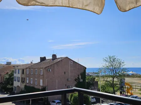 Location appartement à Sari Solenzara, Studio Confortable à Climatiseur, Piscine Résidentielle