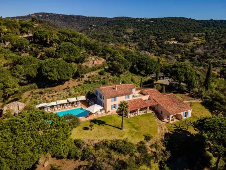 Location villa à La Croix Valmer, Villa de haut standing avec piscine et climatisation