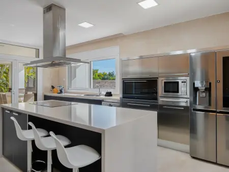 Villa El Duque Privé – 708 m², piscine chauffée, 8 pers. : photo 8