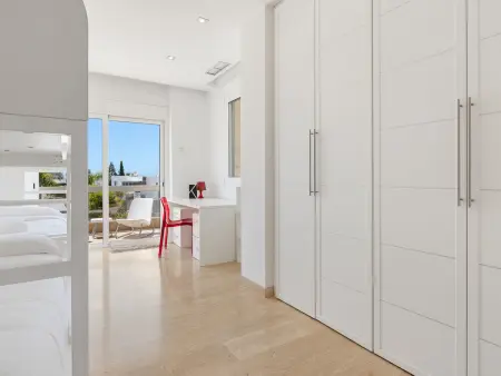 Villa El Duque Privé – 708 m², piscine chauffée, 8 pers. : photo 17
