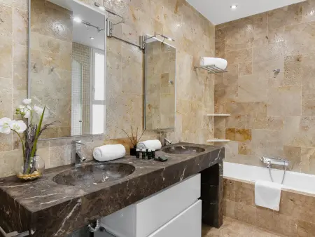 Villa El Duque Privé – 708 m², piscine chauffée, 8 pers. : photo 29