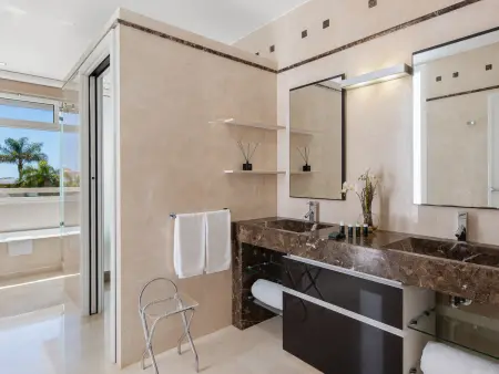 Villa El Duque Privé – 708 m², piscine chauffée, 8 pers. : photo 30