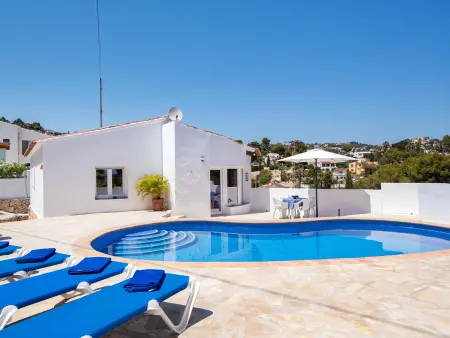 Location villa à Benissa, Villa moderne avec piscine privée et WiFi à Benissa