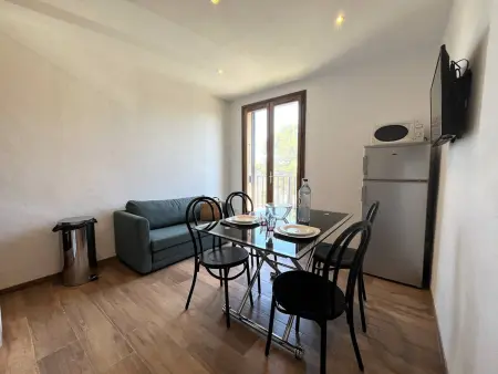 Studio moderne avec vue sur les hauteurs de Bastia et parking gratuit - Photo 1