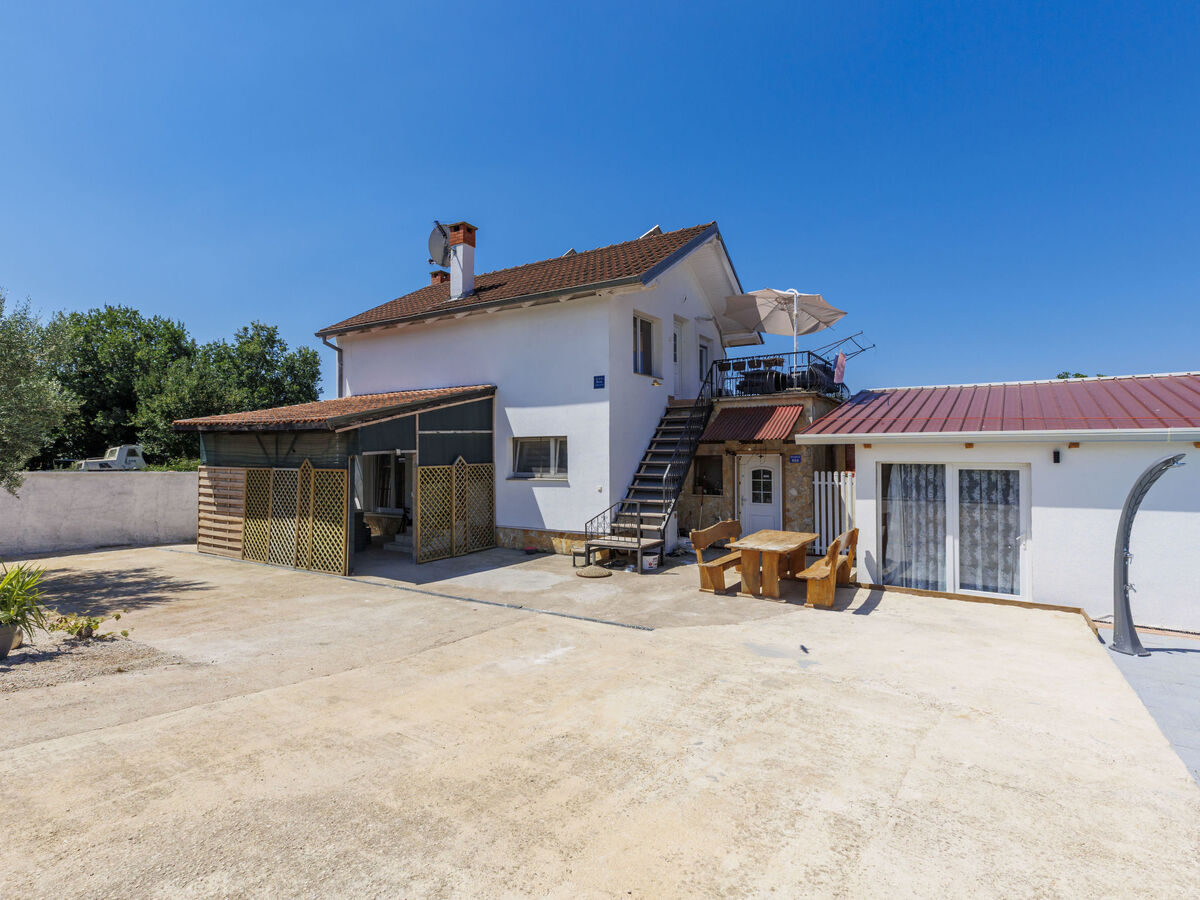 Maison Sabo à Fažana : 2 chambres, piscine, 300 m plage - Photo 1