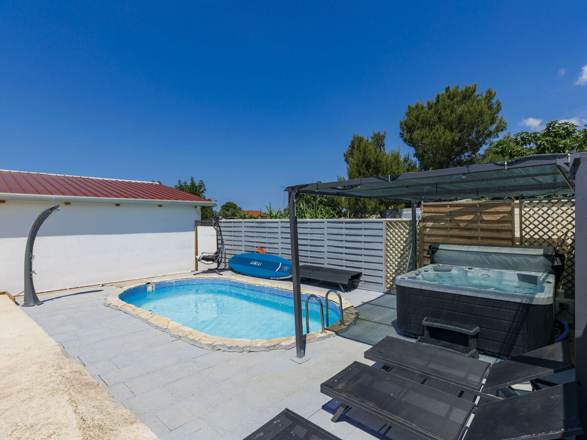 Maison Sabo à Fažana : 2 chambres, piscine, 300 m plage - Photo 2