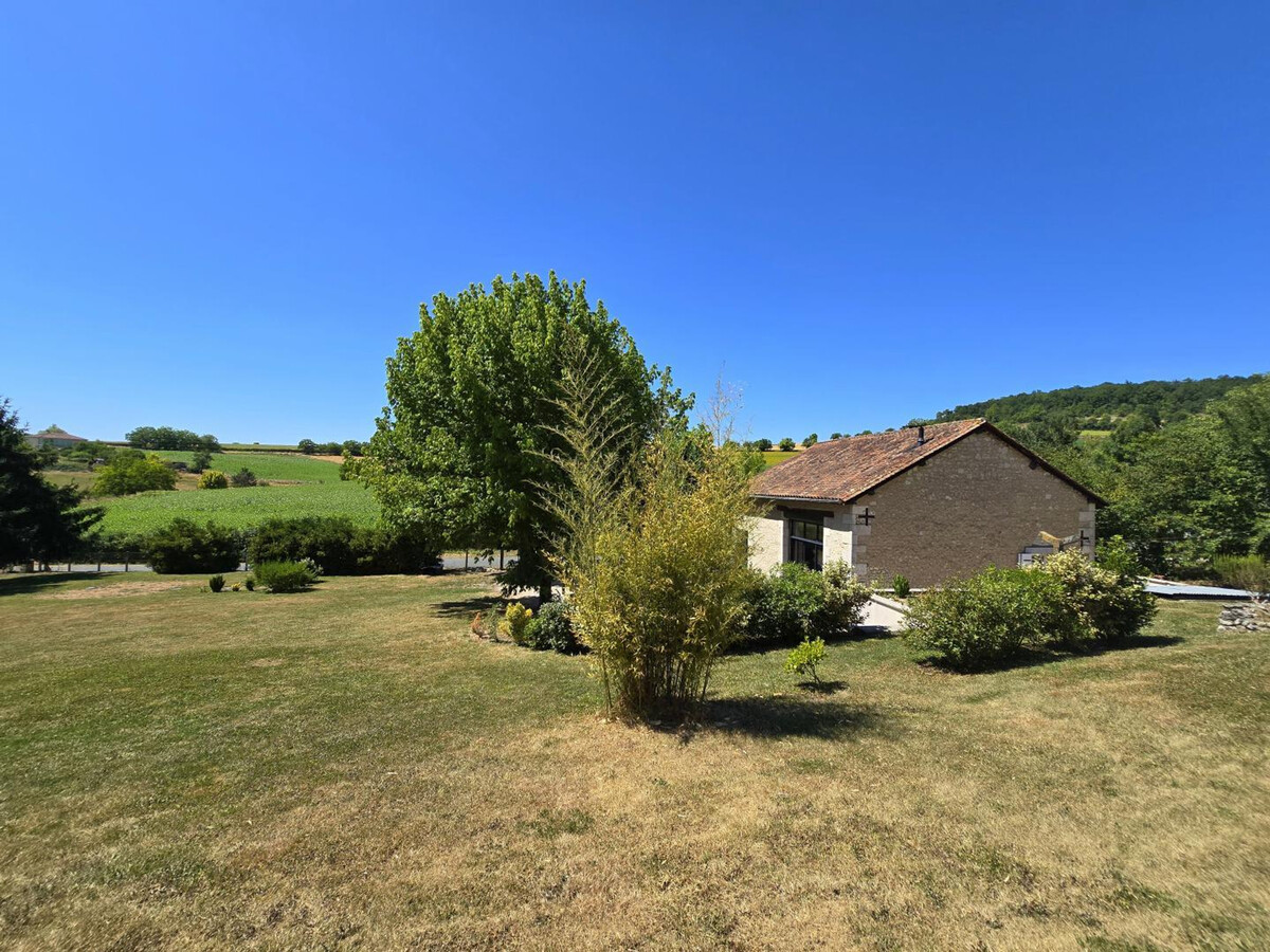 Gîte en pierre avec toit cathédrale, jardin 1700m² et parking - Photo 1