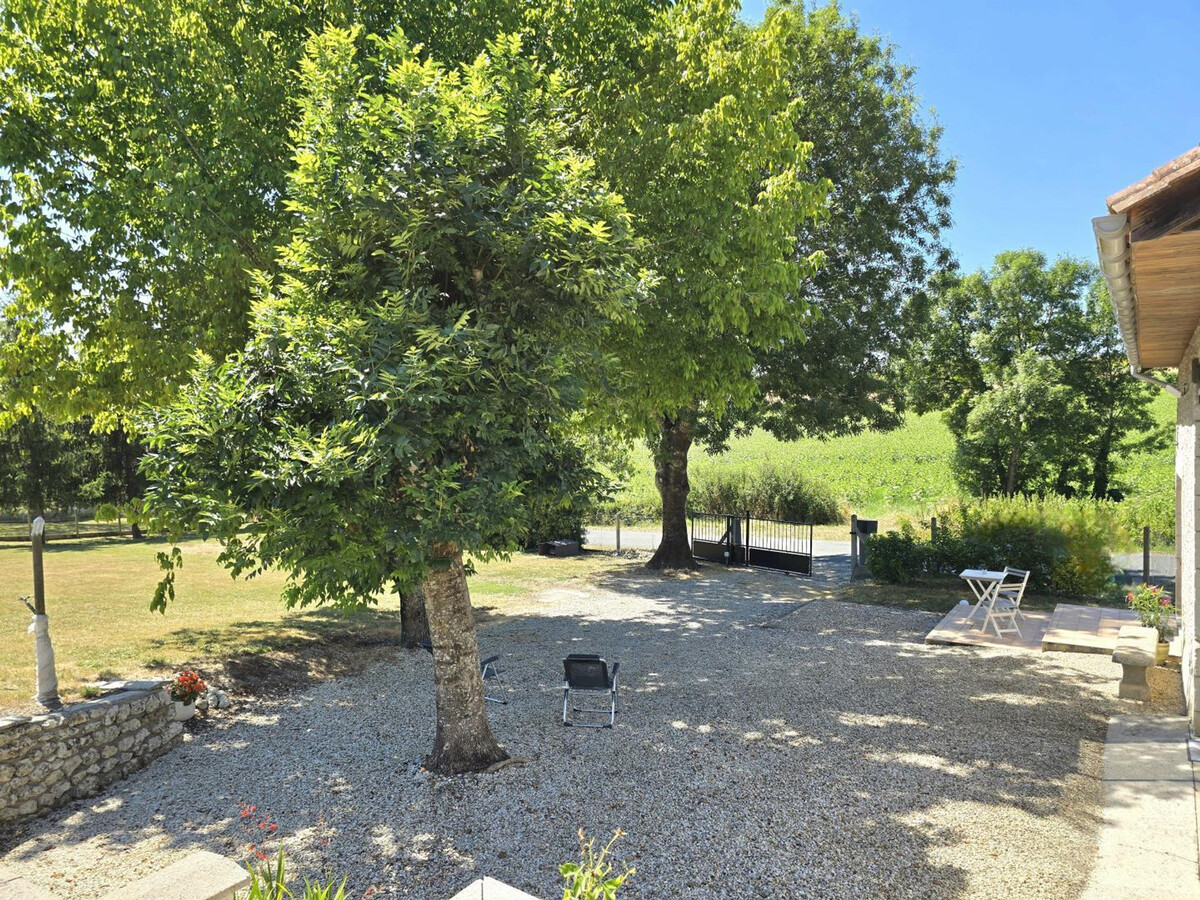 Gîte en pierre avec toit cathédrale, jardin 1700m² et parking - Photo 14