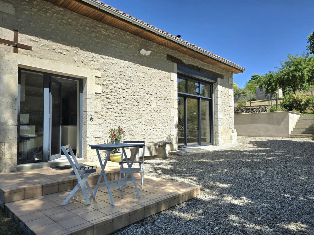 Gîte en pierre avec toit cathédrale, jardin 1700m² et parking - Photo 15