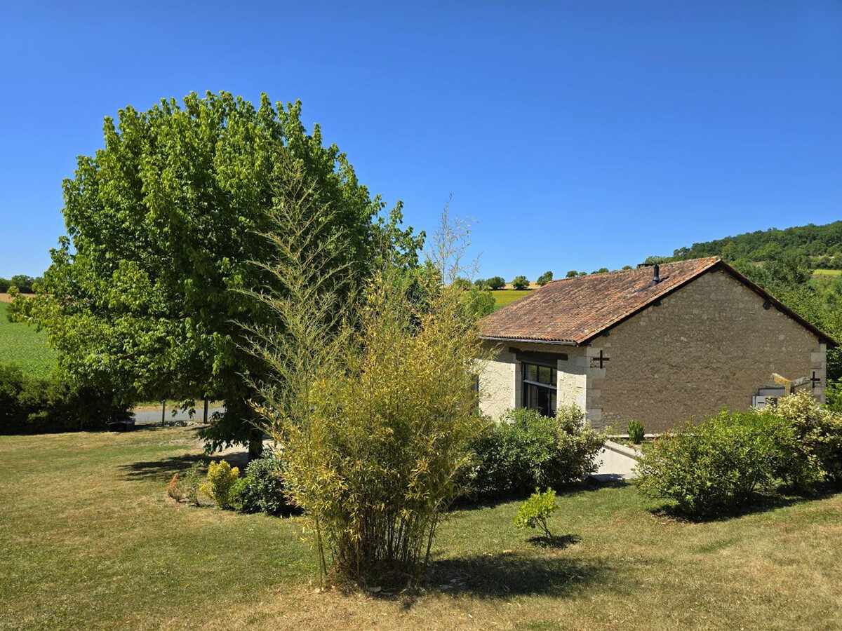 Gîte en pierre avec toit cathédrale, jardin 1700m² et parking - Photo 17