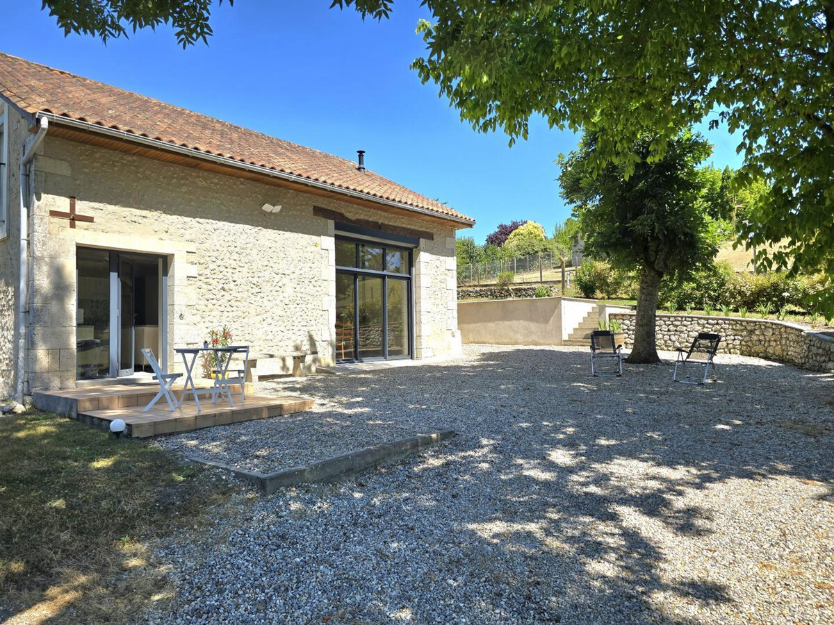 Gîte en pierre avec toit cathédrale, jardin 1700m² et parking - Photo 18