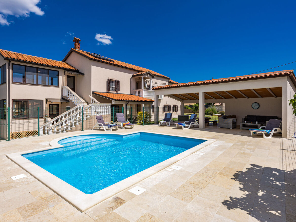 Susan & David, maison 6 chambres avec piscine à Barban - Photo 1