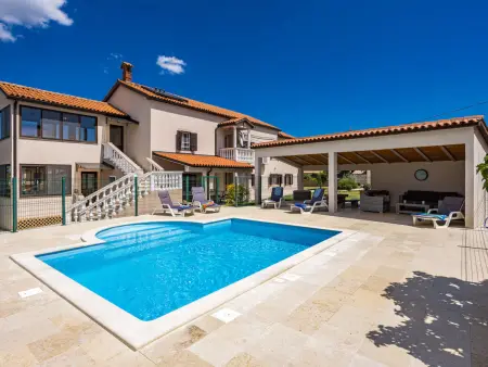 Susan & David, maison 6 chambres avec piscine à Barban