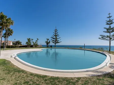 Location appartement à Benalmádena, Appartement rénové sur la plage avec piscine à Benalmádena