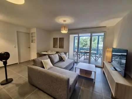 Location appartement à Cavalaire sur Mer, Appartement moderne avec piscine, climatisation et parking à Cavalaire-sur-Mer
