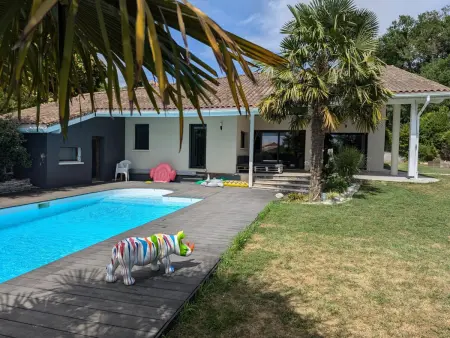 Location gite à Soyaux, Maison élégante avec piscine privative, jardin clos et animaux admis