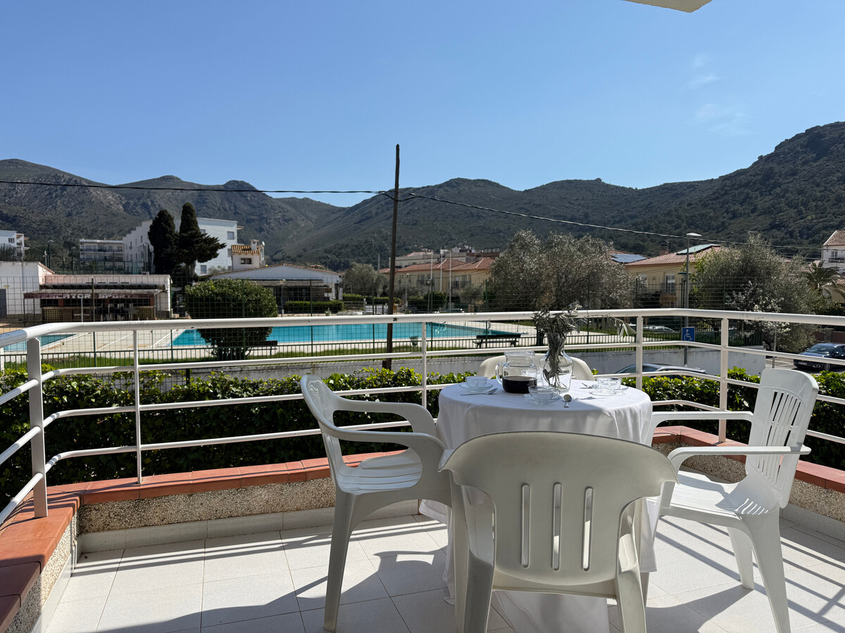 Appartement 4 personnes Roses avec piscine et jardin - Photo 2
