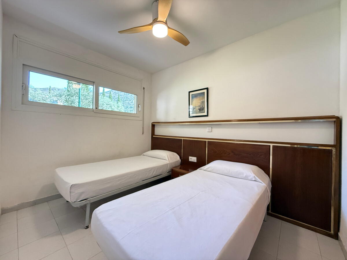 Appartement 4 pers. Roses, jardin et piscine saisonnière - Photo 10