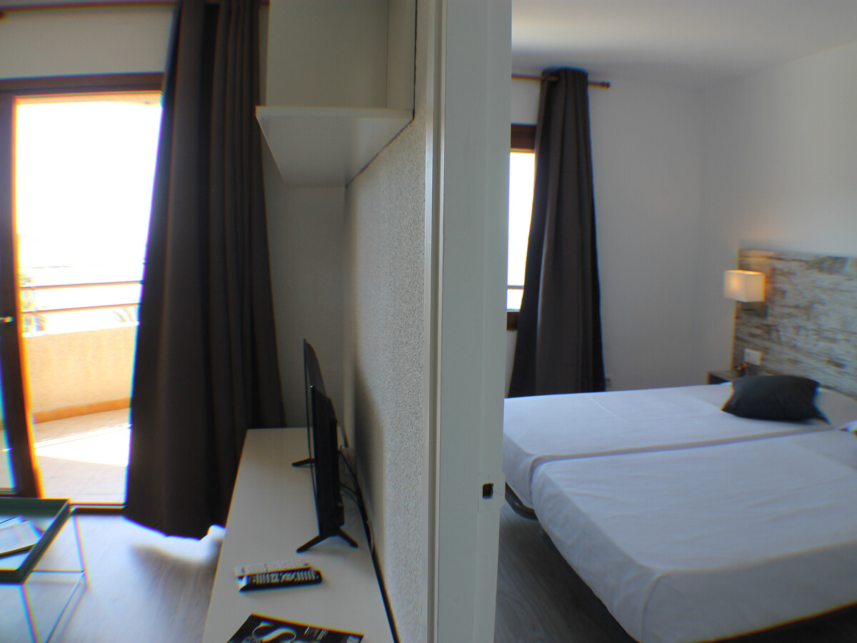 Appartement Roses, terrasse baie et plage à 20m - Photo 13