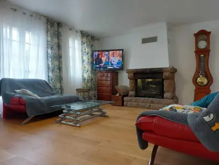 Maison avec piscine privée et 6 chambres à La Bazoche-Gouet : photo 2