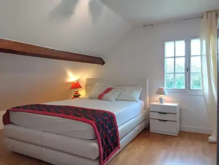 Maison avec piscine privée et 6 chambres à La Bazoche-Gouet : photo 3