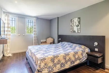 GB-9-GRIMPETTE, Villa climatisée 8 chambres/15 personnes avec piscine et tennis – Antibes - Photo 32