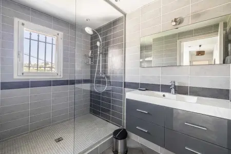 GB-9-GRIMPETTE, Villa climatisée 8 chambres/15 personnes avec piscine et tennis – Antibes - Photo 35