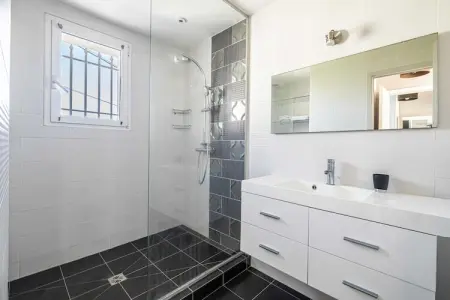 GB-9-GRIMPETTE, Villa climatisée 8 chambres/15 personnes avec piscine et tennis – Antibes - Photo 57