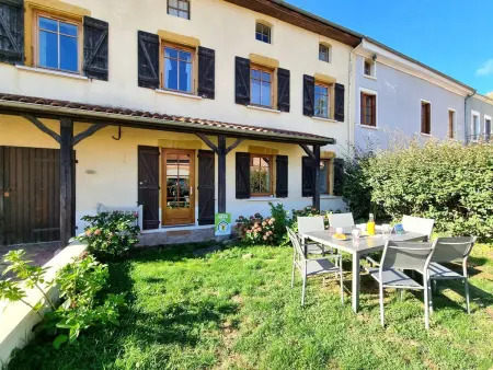 Location gite à Saint Haon le Châtel, Gîte Charme et Confort à Saint-Haon-le-Châtel, Animaux admis