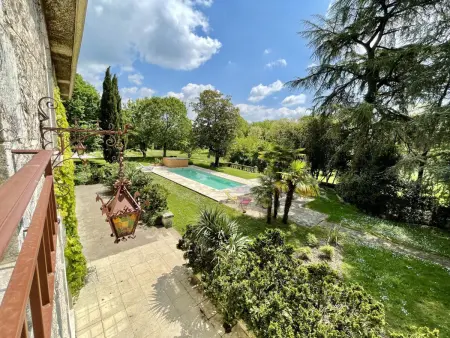 Location gite à Pranzac, Grande maison avec piscine privée, wifi et animaux acceptés pour 15 pers.