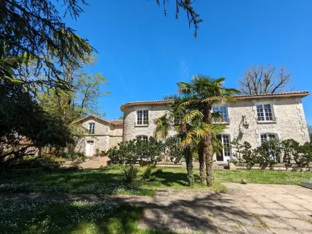 Grande Salamandre : gîte 15 pers., piscine chauffée, 7 ha : photo 2