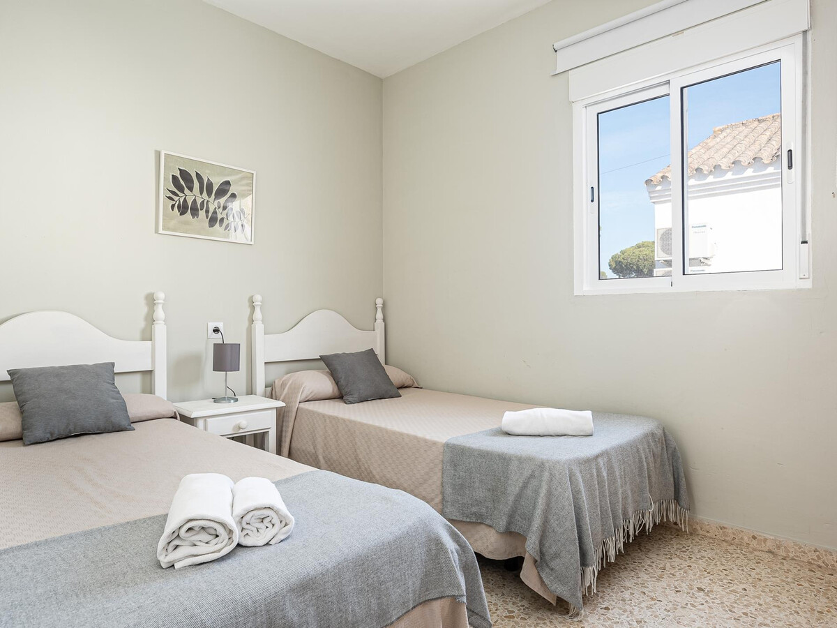 Maison mitoyenne à 170m de la plage La Barrosa - Photo 14