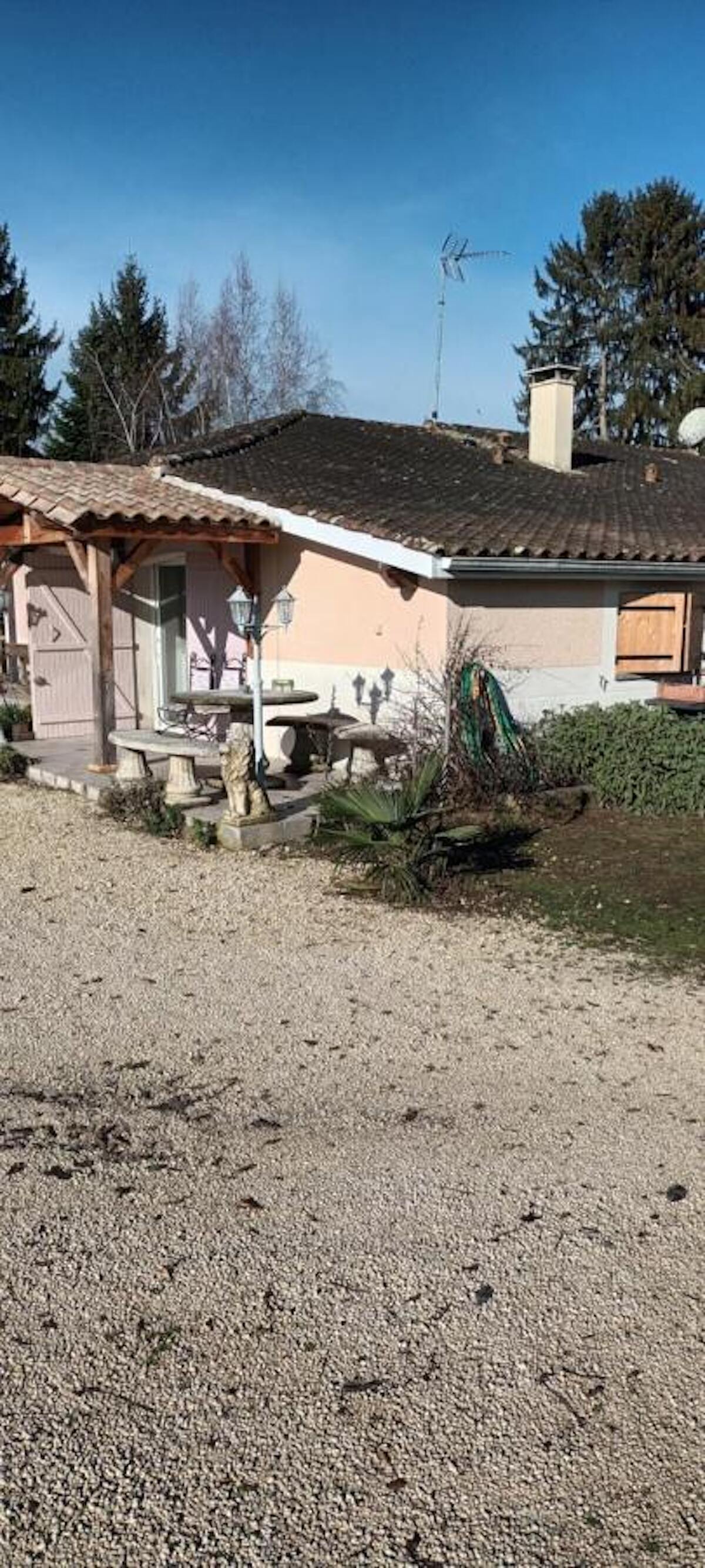 Maison de plain-pied avec jardin et pétanque - Photo 1