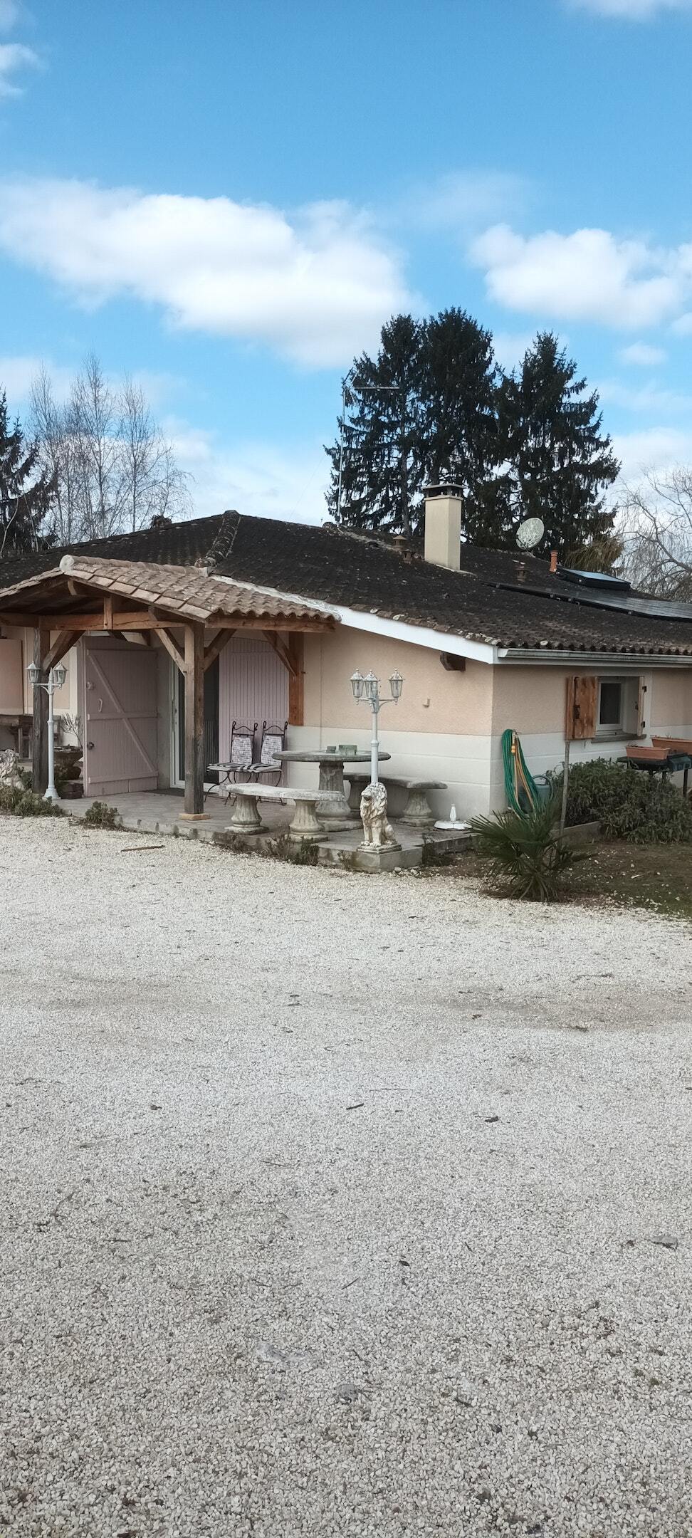 Maison de plain-pied avec jardin et pétanque - Photo 8