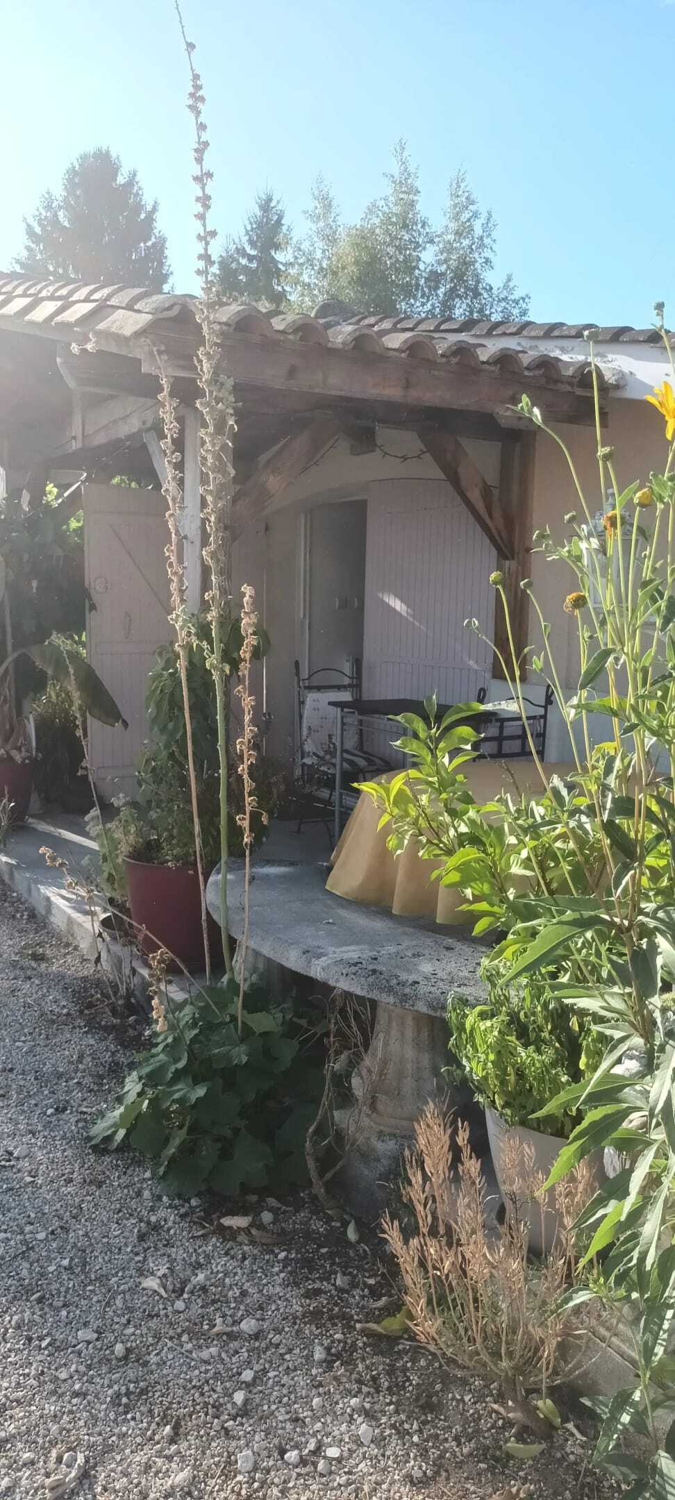 Maison de plain-pied avec jardin et pétanque - Photo 11