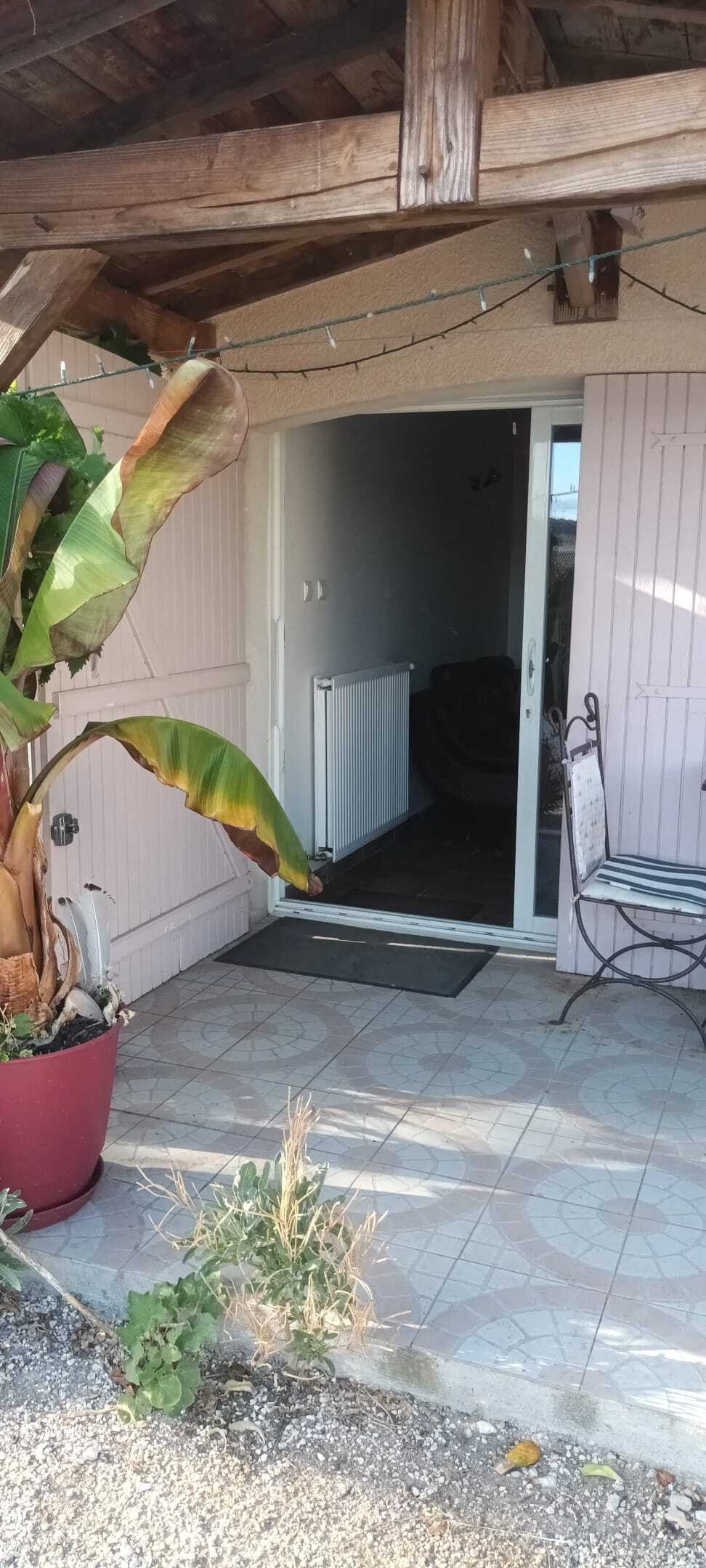 Maison de plain-pied avec jardin et pétanque - Photo 12