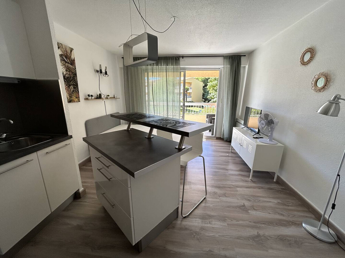 Studio rénové terrasse et parking au Lavandou - Photo 2
