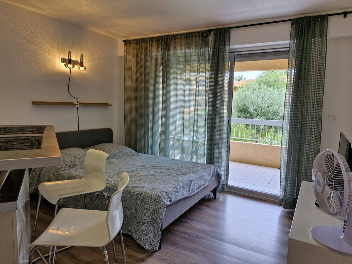 Studio rénové terrasse et parking au Lavandou - Photo 3