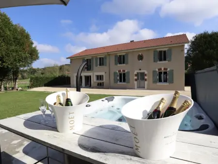 Location maison à Lachalade, Superbe maison avec bain à bulles et billard