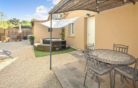 Maisonnette avec jacuzzi privé à Mazan : photo 6