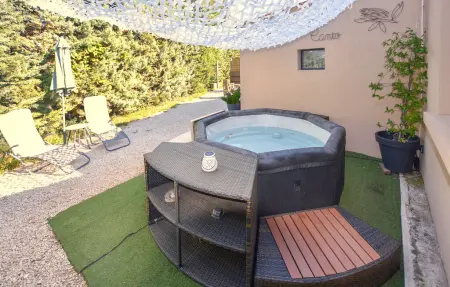 Maisonnette avec jacuzzi privé à Mazan : photo 8