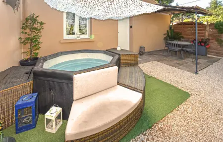 Maisonnette avec jacuzzi privé à Mazan : photo 10