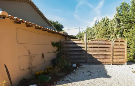 Maisonnette avec jacuzzi privé à Mazan : photo 11