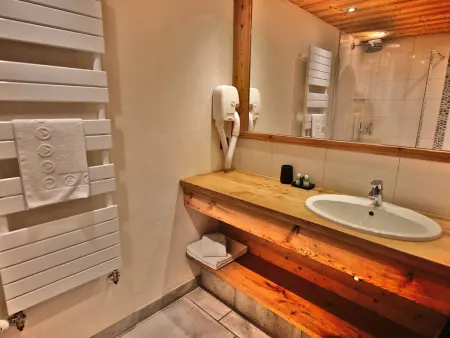 3 pièces rénové avec sauna, jacuzzi, 50m des télécabines : photo 3