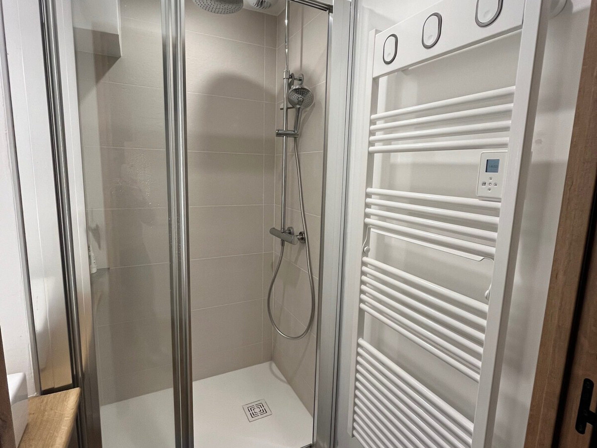 Appartement rénové au centre des Deux Alpes, vue montagne - Photo 7