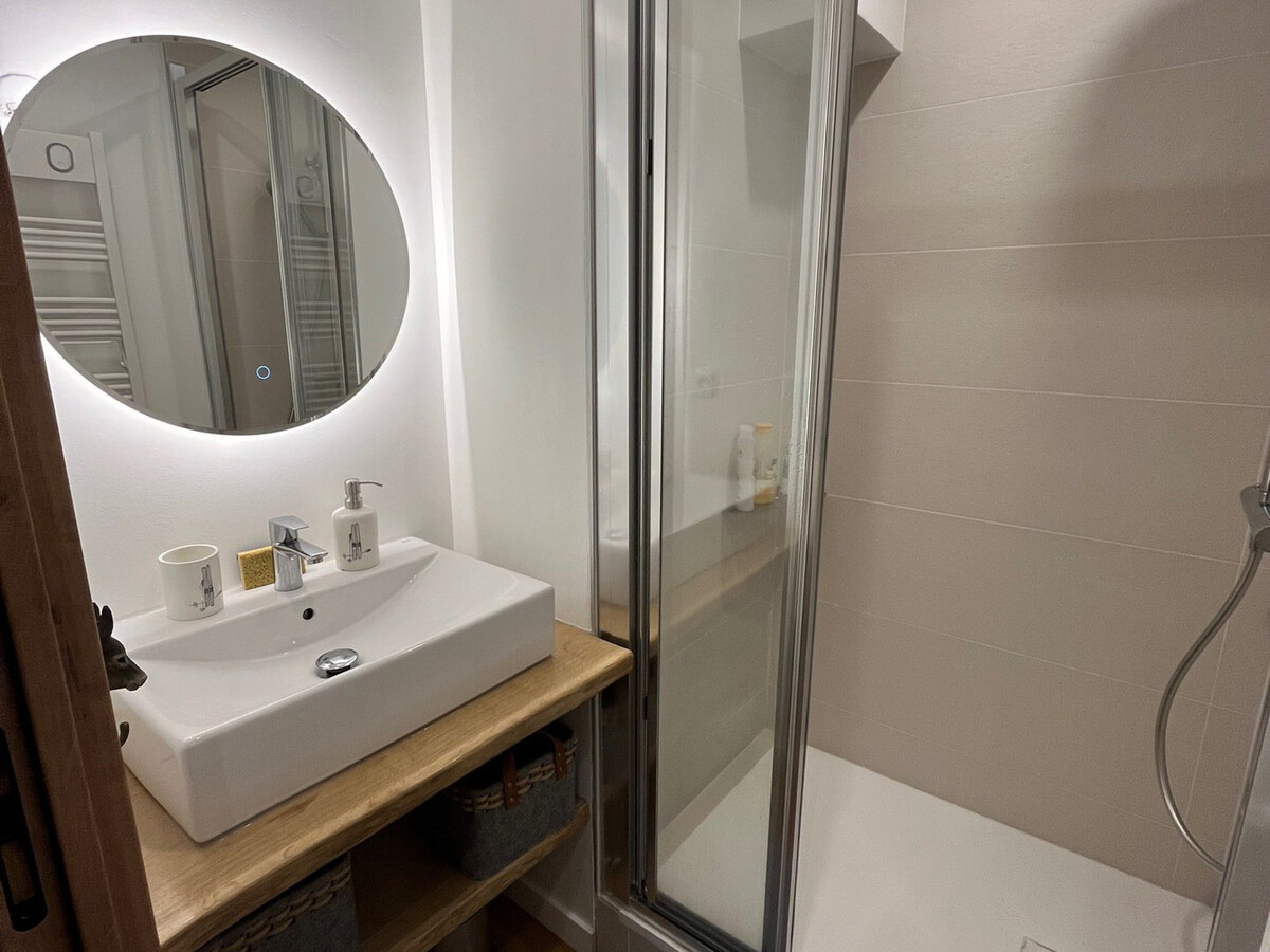 Appartement rénové au centre des Deux Alpes, vue montagne - Photo 8